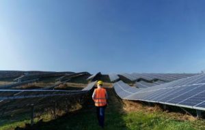 Listrik Terangi Pulau Terluar: Rahasia PLTS Hybrid Selayar!