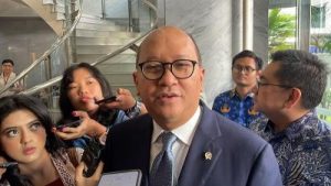 Poros Informasi - Rosan Roeslani, CEO Badan Pengelola Investasi (BPI) Daya Anagata Nusantara (Danantara), mengumumkan keberhasilan penjualan Patriot Bond senilai Rp50 triliun. Dana segar ini akan dialokasikan untuk proyek-proyek strategis di sektor energi bersih, khususnya waste to energy (WtE) dan energi baru terbarukan (EBT).