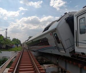 KA Purwojaya Tergelincir di Bekasi: Jadwal Kereta Api Kacau Balau!