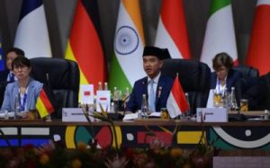 Poros Informasi - Gibran Rakabuming Raka memanfaatkan panggung Konferensi Tingkat Tinggi (KTT) G20 di Johannesburg, Afrika Selatan, untuk memperkenalkan QRIS (Quick Response Code Indonesian Standard) sebagai inovasi sistem pembayaran digital kebanggaan Indonesia. Hal ini disampaikan dalam pidato perdananya di hadapan para pemimpin dunia pada Sabtu, 22 November 2025.