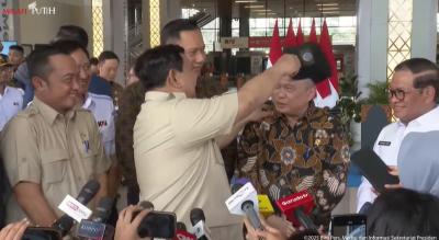 Rahasia di Balik Topi Menhub: Prabowo Ungkap Rencana Kereta Api Raksasa! 1 Rahasia di Balik Topi Menhub: Prabowo Ungkap Rencana Kereta Api Raksasa!