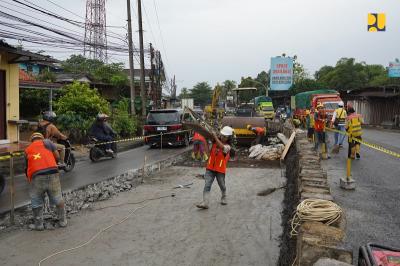 Poros Informasi 9 TERKUAK! Ribuan Lubang Ancam Pengendara di Jalan Parung-Cilodong
