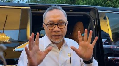 Menteri Jadi Kasir? Strategi Unik Zulhas Hidupkan Ekonomi Desa!