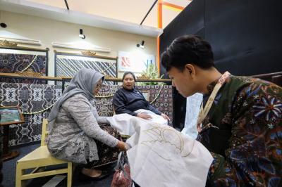 Bukan Sekadar Warisan, Batik Kini Jadi Mesin Ekonomi Baru! 1 Bukan Sekadar Warisan, Batik Kini Jadi Mesin Ekonomi Baru!
