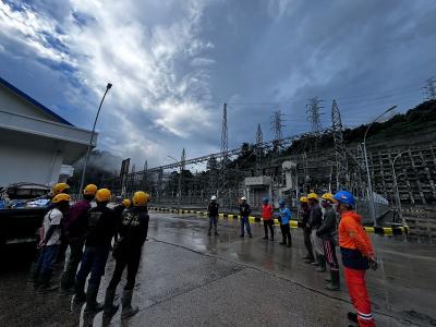Listrik Masuk Desa, Ekonomi Rakyat Siap Meledak? 1 Listrik Masuk Desa, Ekonomi Rakyat Siap Meledak?