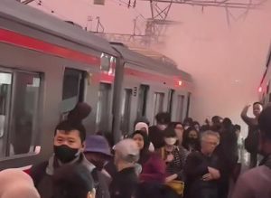 Penumpang Panik! Asap Tebal Muncul di KRL Jakarta Kota