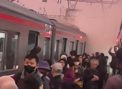 Penumpang Panik! Asap Tebal Muncul di KRL Jakarta Kota 1 Penumpang Panik! Asap Tebal Muncul di KRL Jakarta Kota