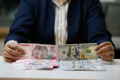 Rupiah Anjlok ke Rp17.917! Gejolak Timur Tengah Jadi Biang Kerok?