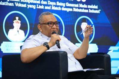 Ijazah Saja Tak Cukup! Wamenaker Tantang Mahasiswa Ini 1 Ijazah Saja Tak Cukup! Wamenaker Tantang Mahasiswa Ini